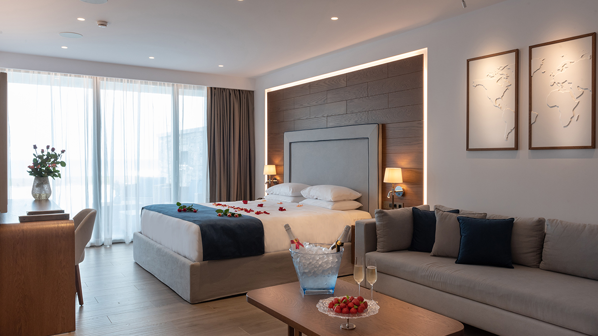 Honeymoon Suite Sea View with Private Heated Pool, SoulSauna and Gym